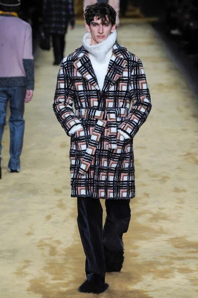 Look 15